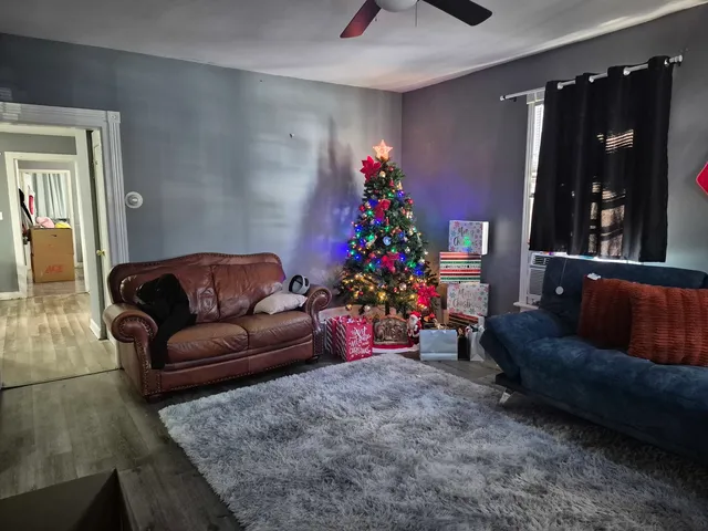 $2,300 | 429 South Street, Unit 1, Elgin, IL 60123