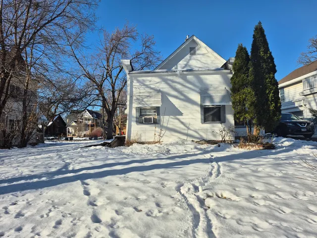 $2,300 | 429 South Street, Unit 1, Elgin, IL 60123