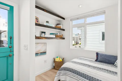 $529,900 | 20 El Paseo Street, Newport Beach, CA 92663