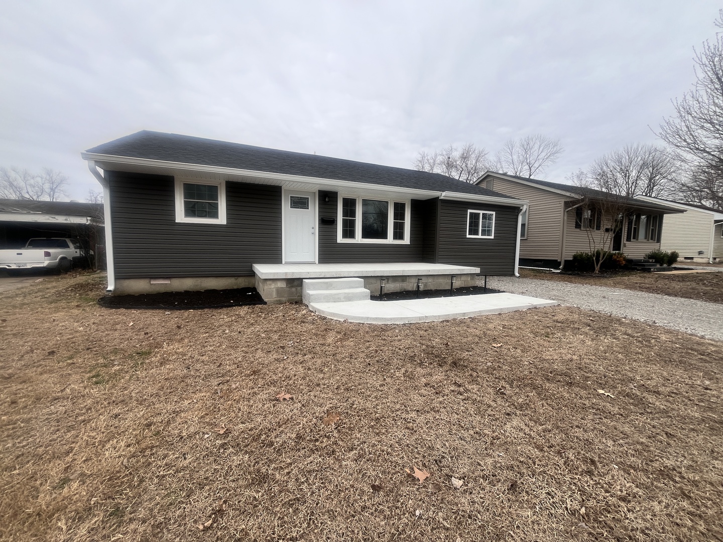 528 West 20th Street Metropolis, IL 62960 - Photo 4 of 26 a front view of a house with a yard
