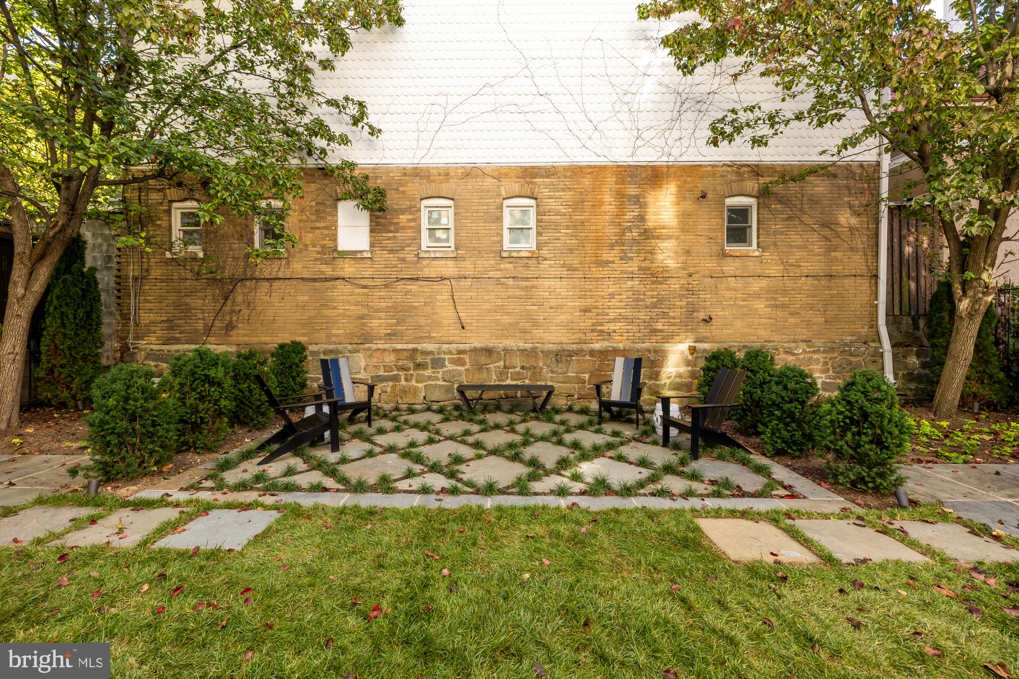 2116 Kalorama Road Northwest, Unit 205 Washington, DC 20008 - Photo 27 of 33 a view of a back yard of the house