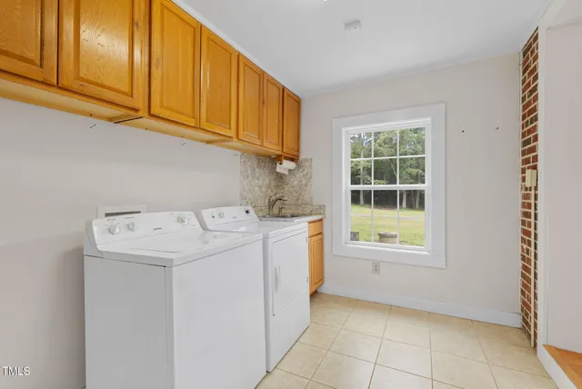 a view of empty room with window