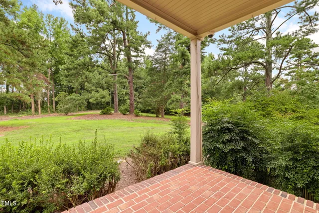 a black and white photo of a picture