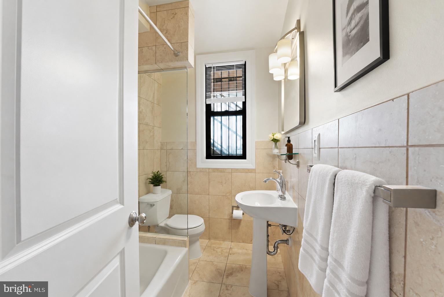 1858 California Street Northwest, Unit 33 Washington, DC 20009 - Photo 10 of 31 Spa Bath