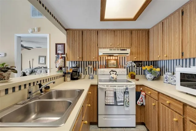 $185,000 | 1880 North Crystal Lake Drive, Unit 26, Lakeland, FL 33801