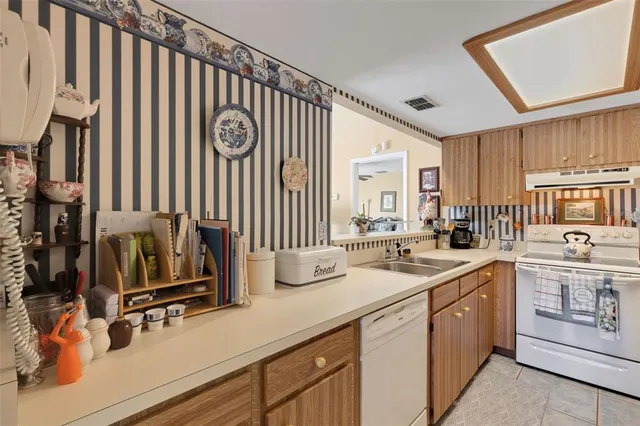 $185,000 | 1880 North Crystal Lake Drive, Unit 26, Lakeland, FL 33801