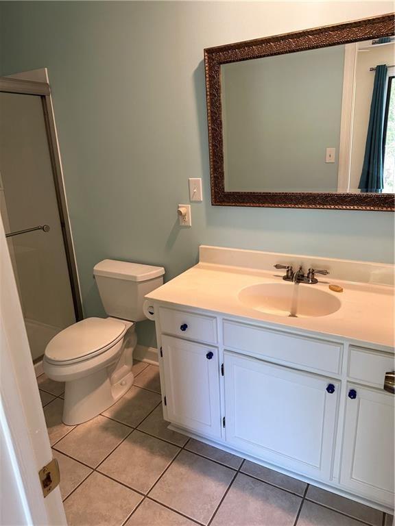 605 Candler Street, Unit C9 Gainesville, GA 30501 - Photo 12 of 18 a bathroom with a toilet a sink and bathtub