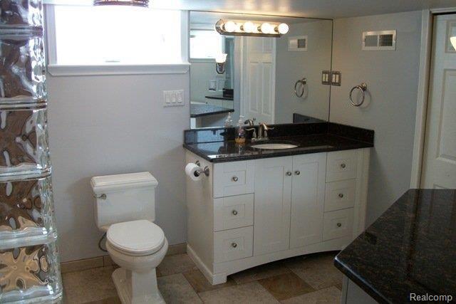 3667 West Auburn Road Rochester, MI 48309 - Photo 13 of 22 Vanities with granite