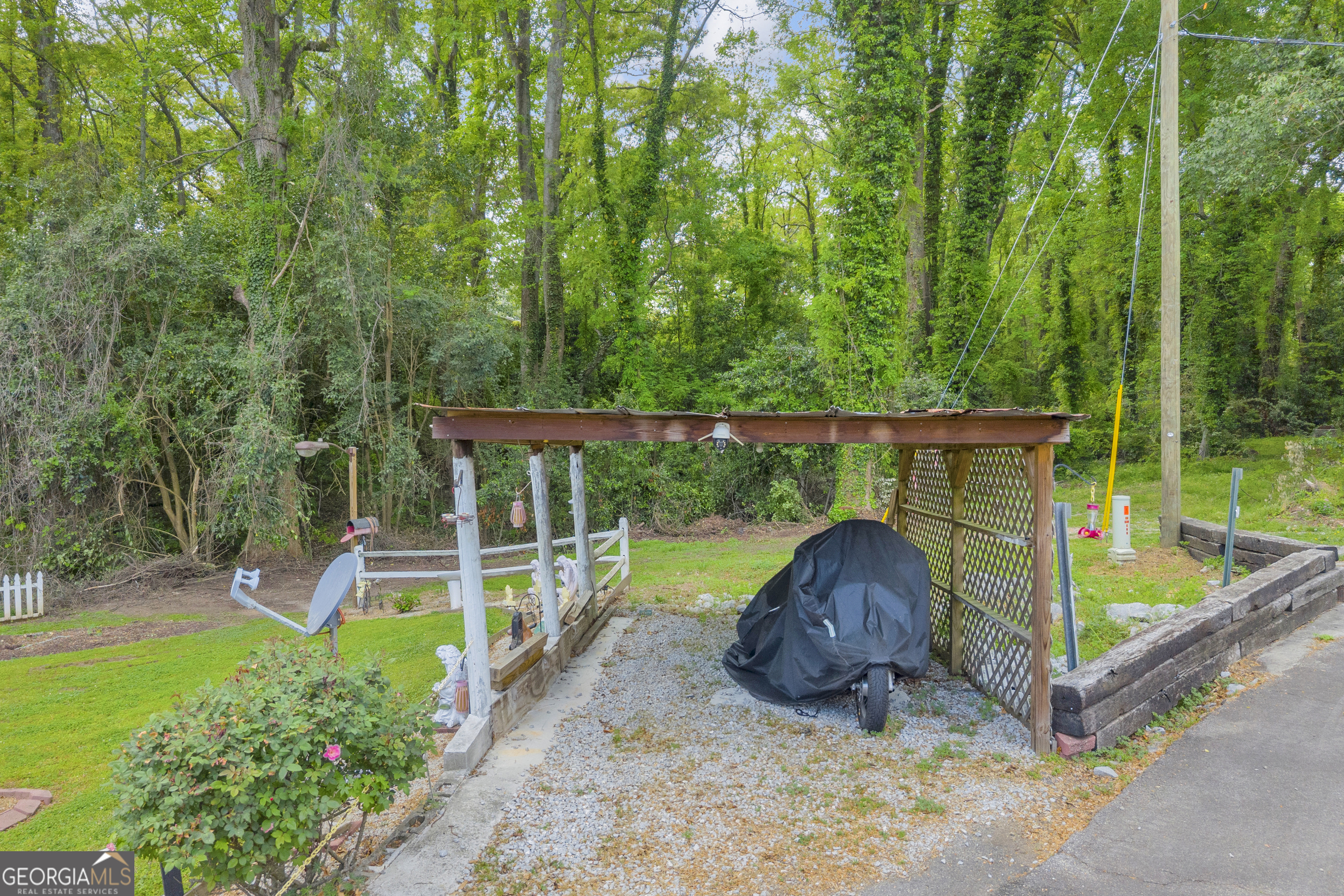 180 Liberty Circle Hartwell, GA 30643 - Photo 19 of 58 a view of a chair with a small yard