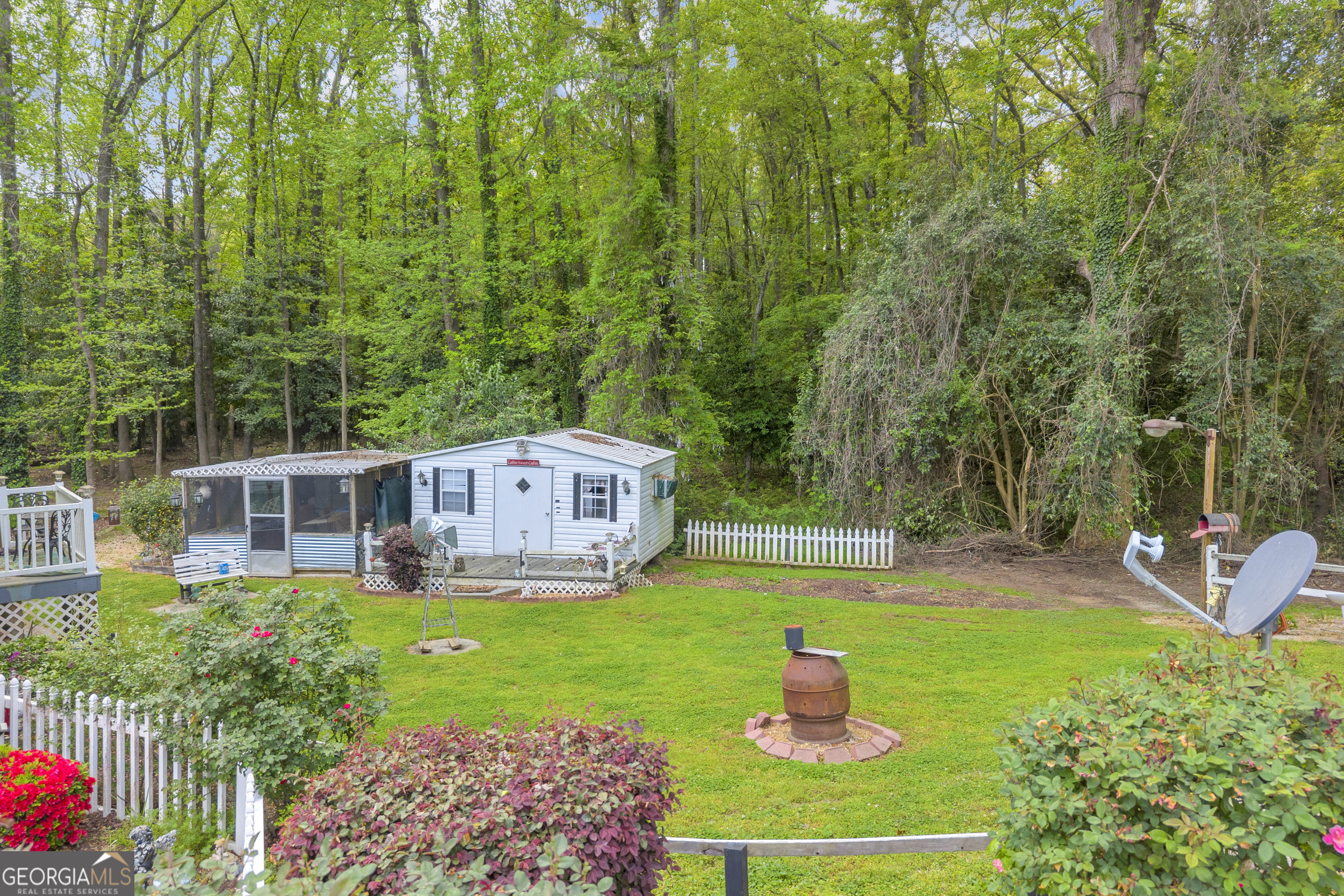 180 Liberty Circle Hartwell, GA 30643 - Photo 20 of 58 a backyard of a house with table and chairs