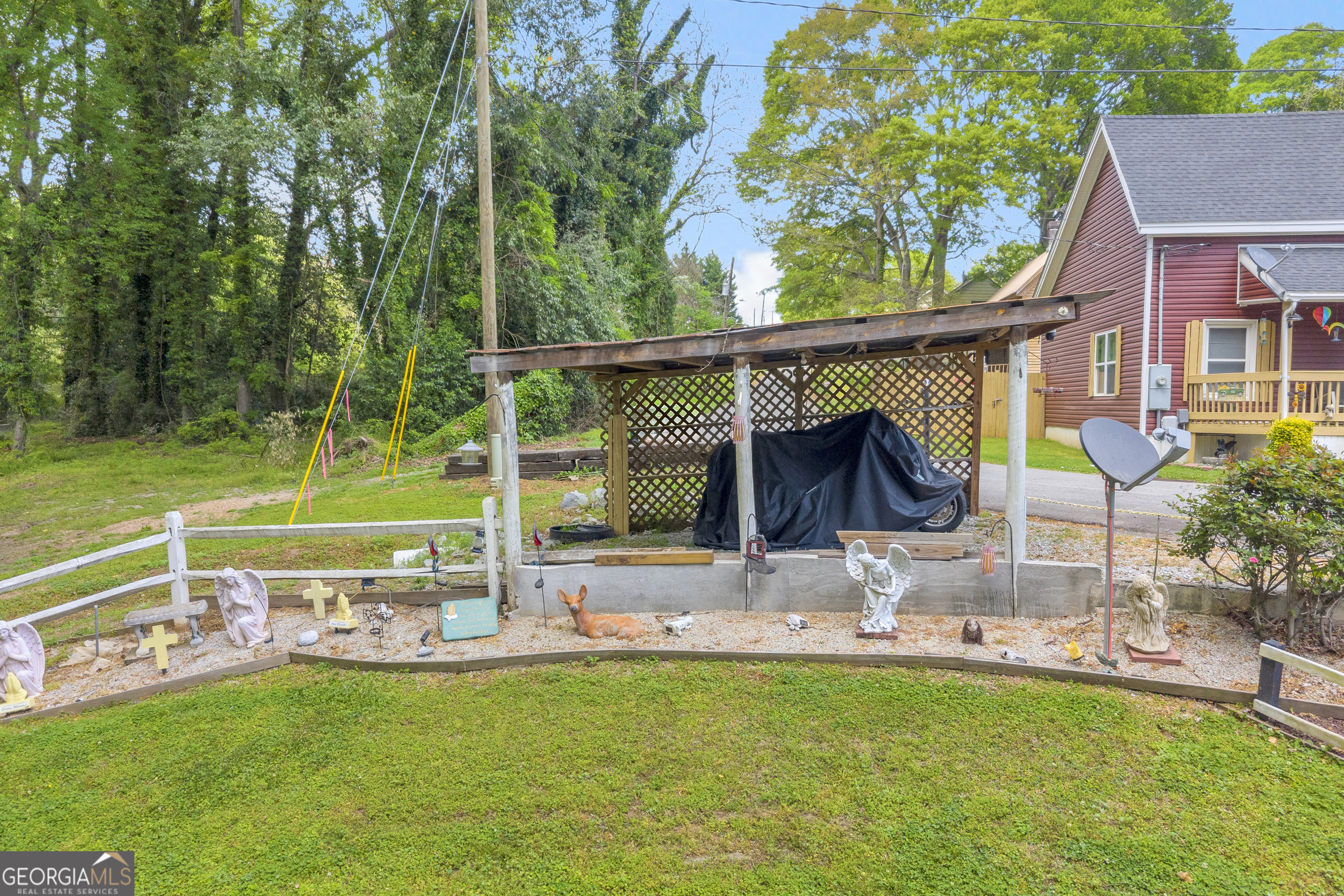 180 Liberty Circle Hartwell, GA 30643 - Photo 27 of 58 a backyard of a house with table and chairs