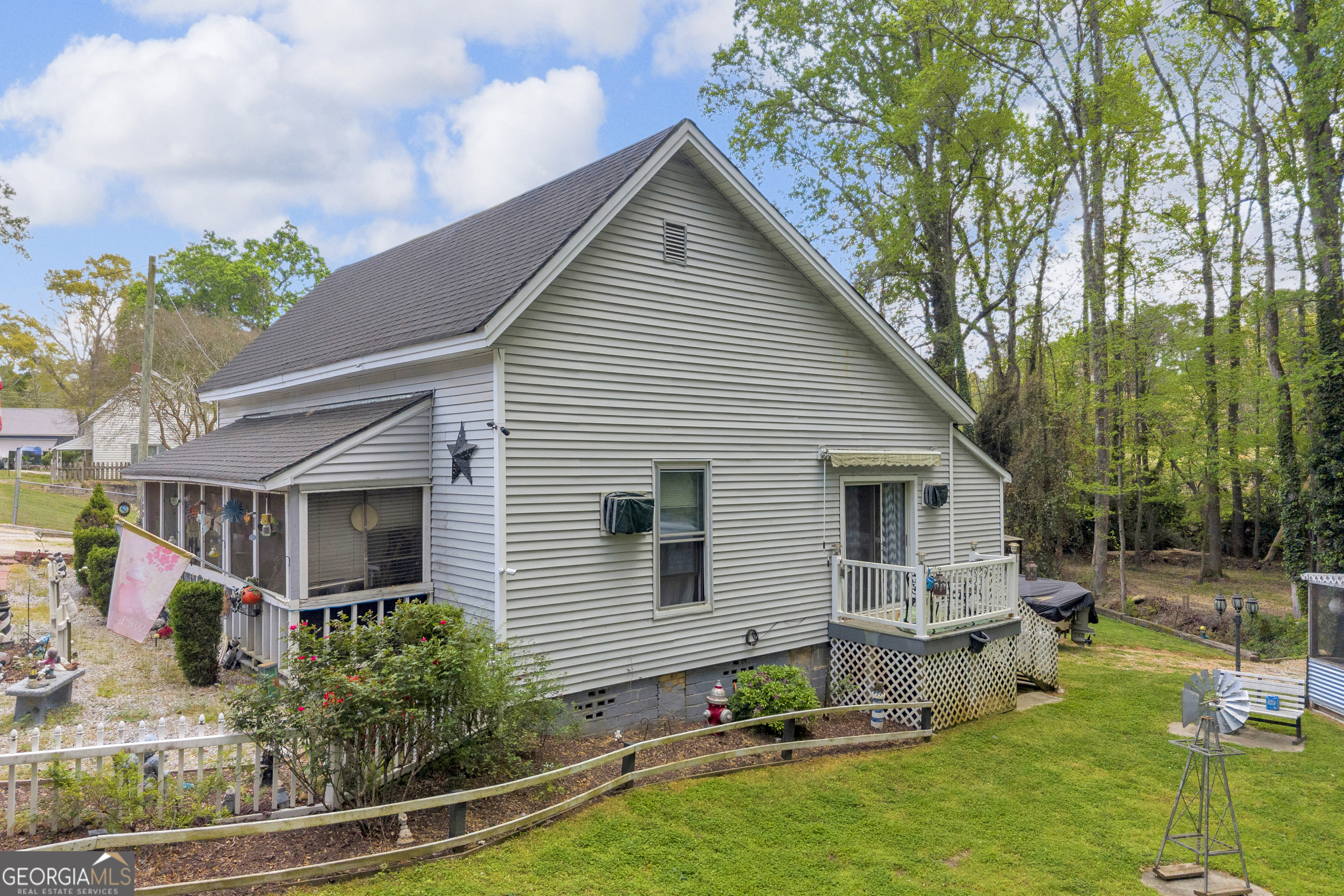 180 Liberty Circle Hartwell, GA 30643 - Photo 30 of 58 a front view of house with yard and green space
