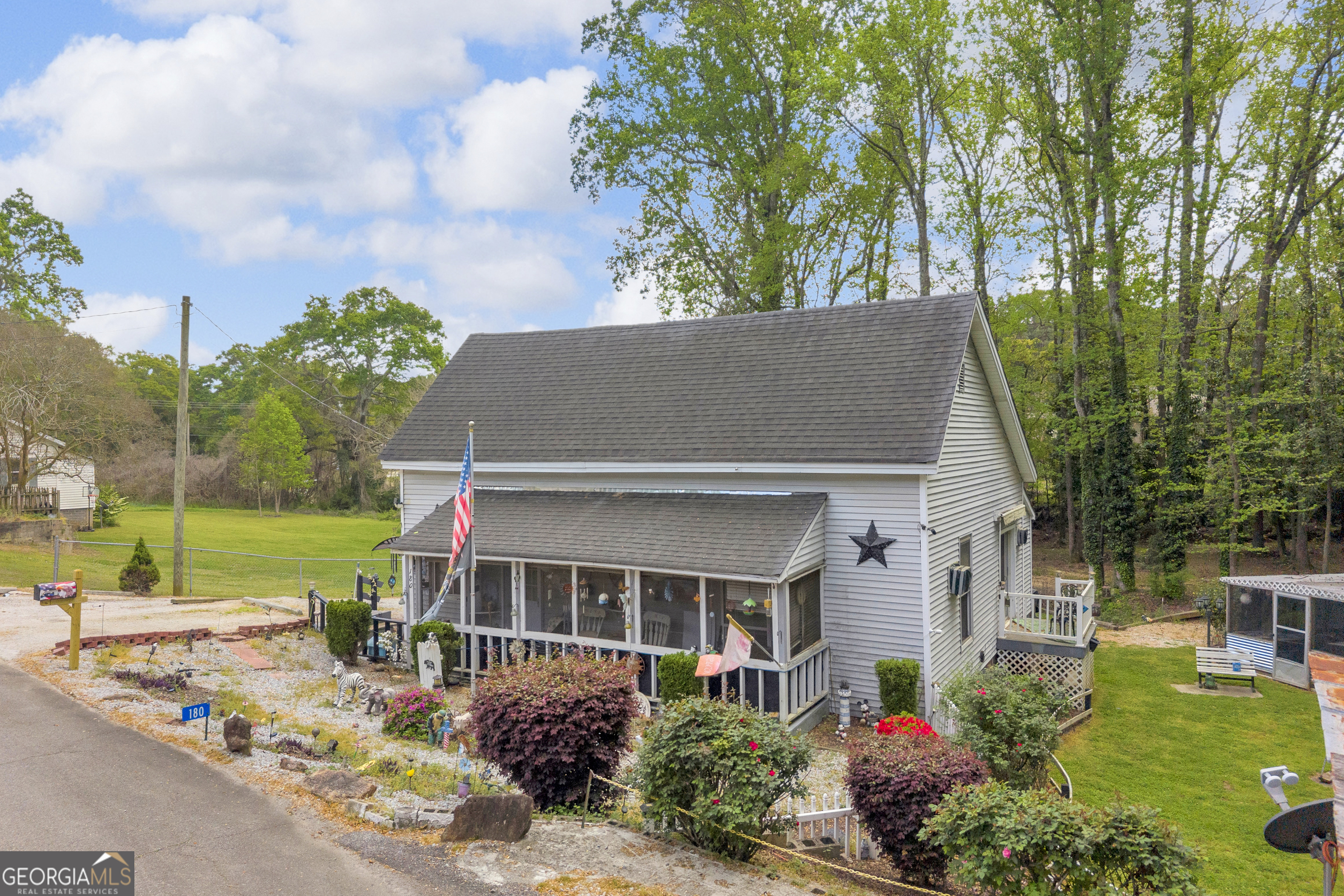 180 Liberty Circle Hartwell, GA 30643 - Photo 31 of 58 front view of a house with a yard