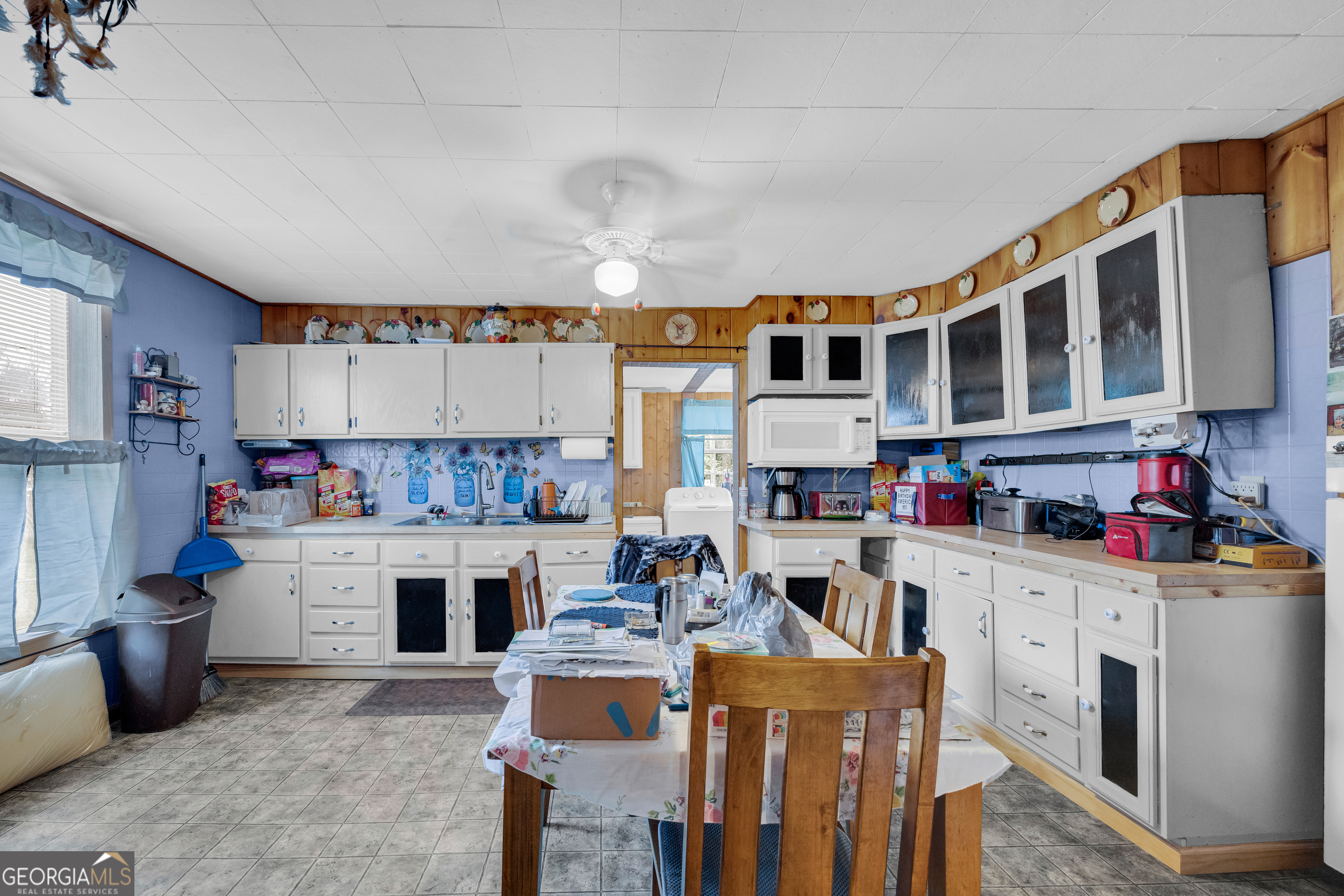 180 Liberty Circle Hartwell, GA 30643 - Photo 42 of 58 a kitchen with a stove and a refrigerator