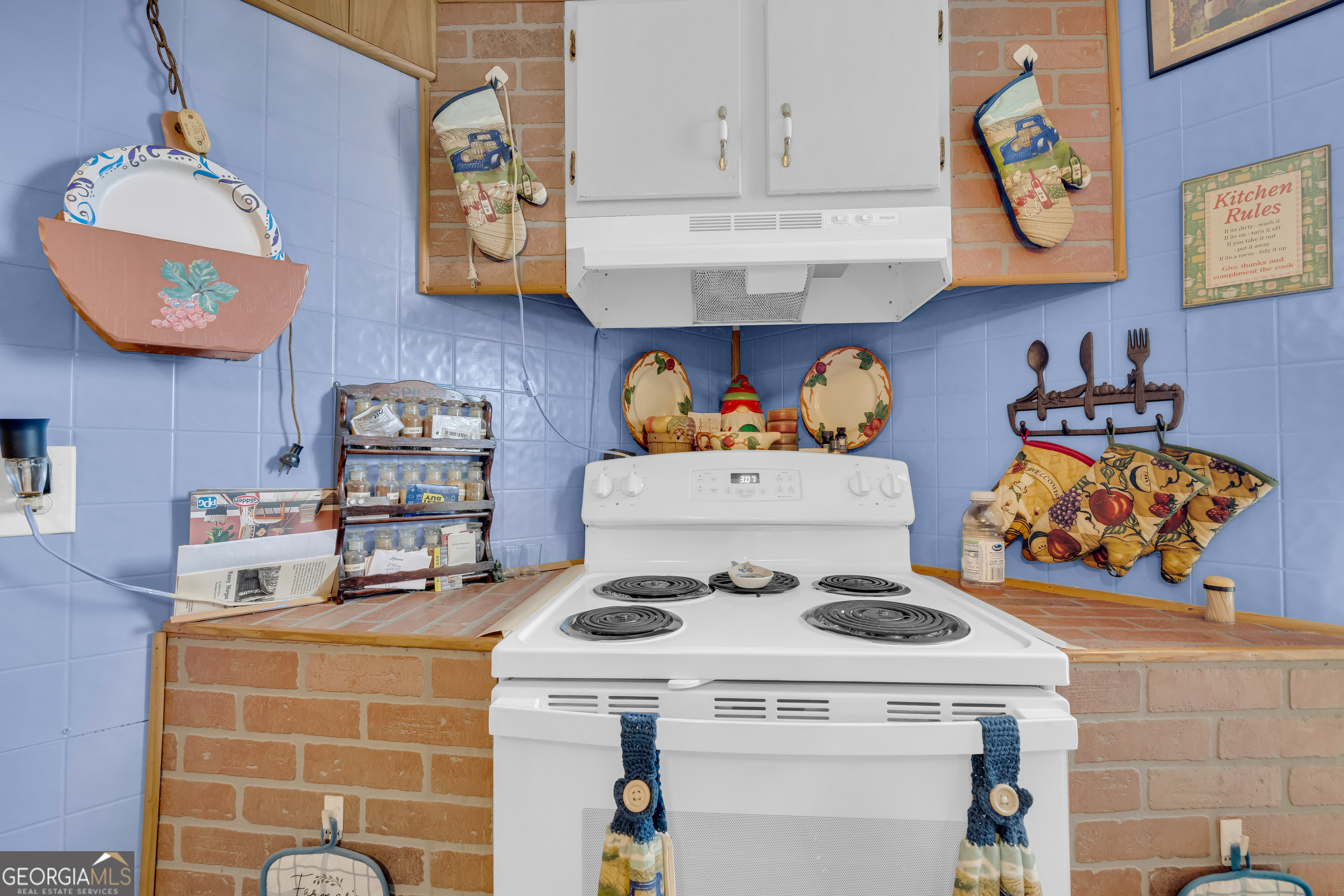 180 Liberty Circle Hartwell, GA 30643 - Photo 44 of 58 a kitchen with a stove and cabinets