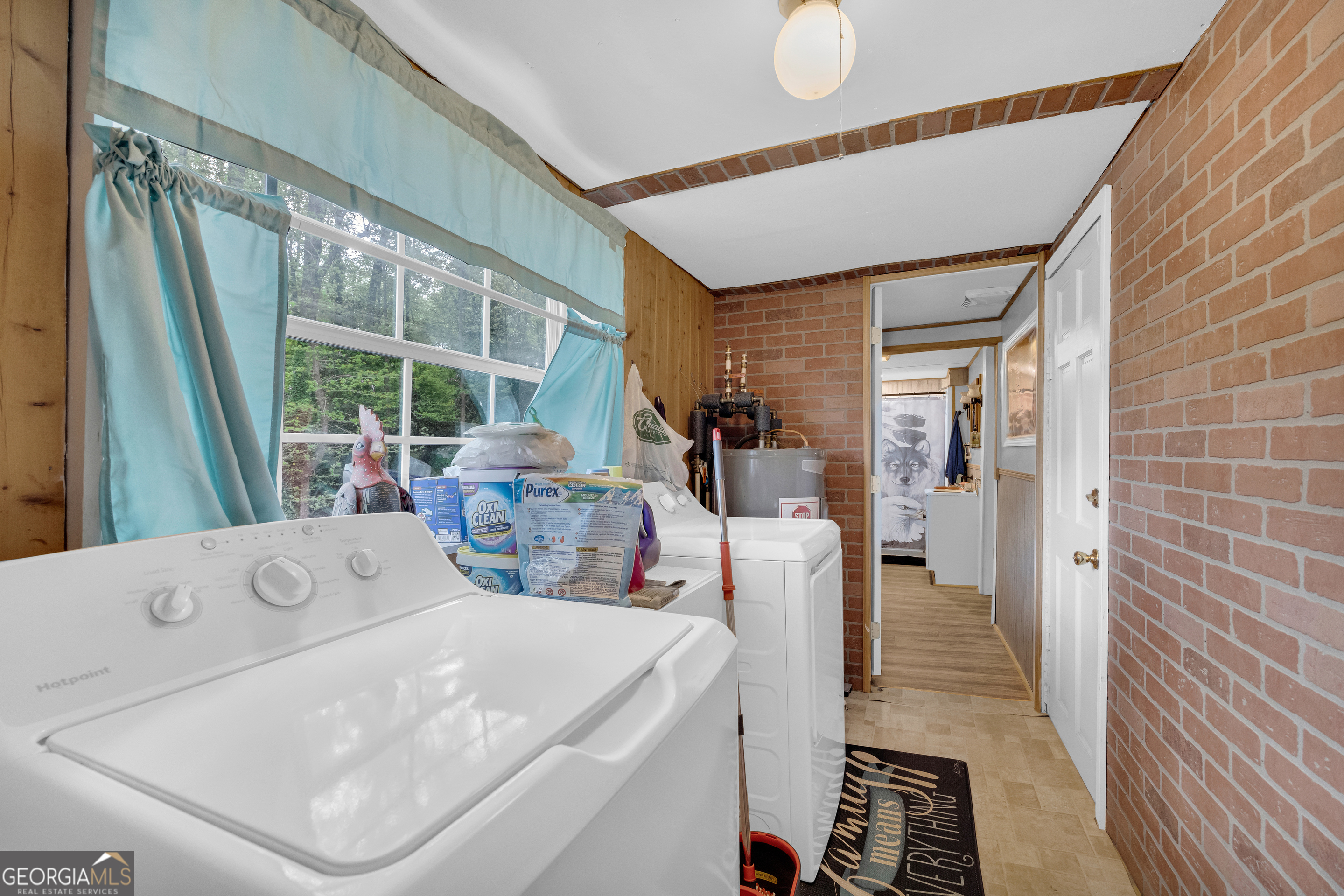 180 Liberty Circle Hartwell, GA 30643 - Photo 50 of 58 a living room with furniture and a large window