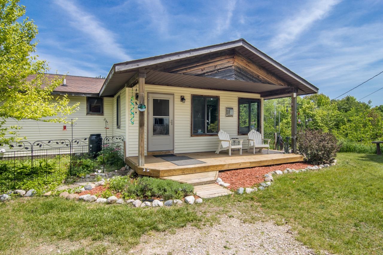 13686 Clark Road Charlevoix, MI 49720 - Photo 3 of 47 1931441-5826ffb7-c6b8-40a8-b250-71256942e4f3.JPG