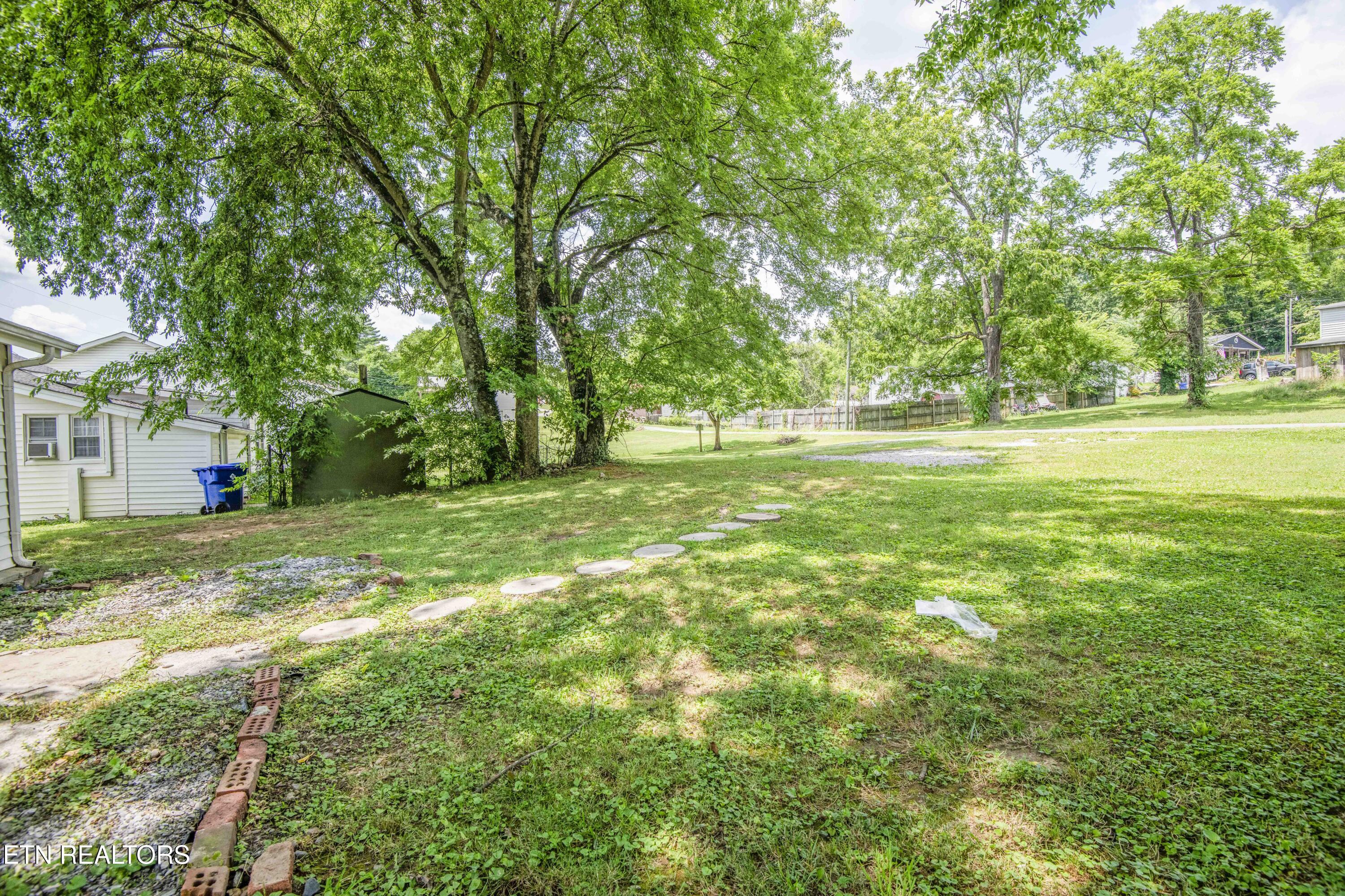 912 Medaris Street Clinton, TN 37716 - Photo 42 of 44 yard 5_1