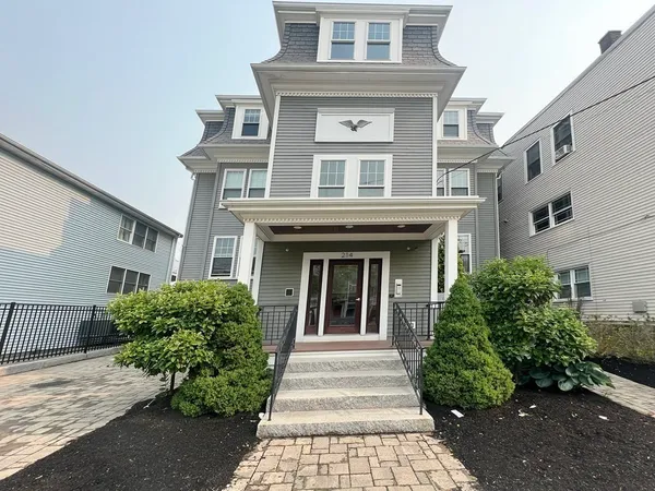 $2,950 | 214 East Eagle Street, Unit 4, Boston, MA 02128