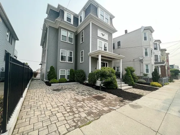 $2,950 | 214 East Eagle Street, Unit 4, Boston, MA 02128