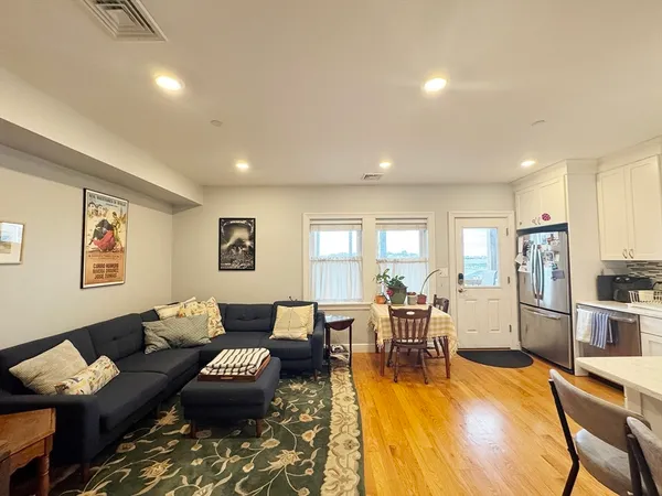 $2,950 | 214 East Eagle Street, Unit 4, Boston, MA 02128