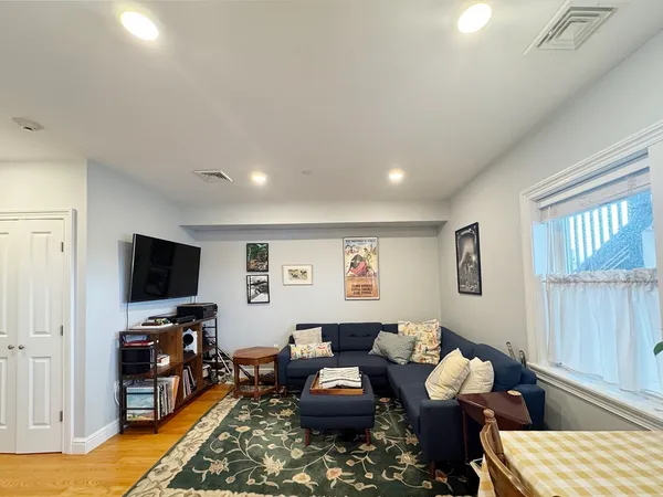 $2,950 | 214 East Eagle Street, Unit 4, Boston, MA 02128