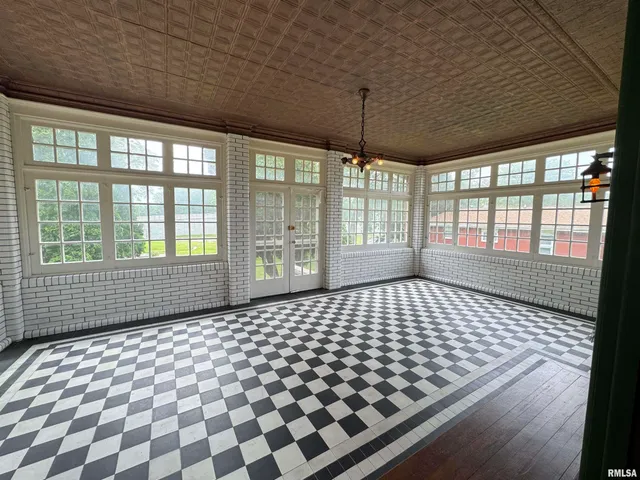 $250,000 | 387 North Kellogg Street, Galesburg, IL 61401