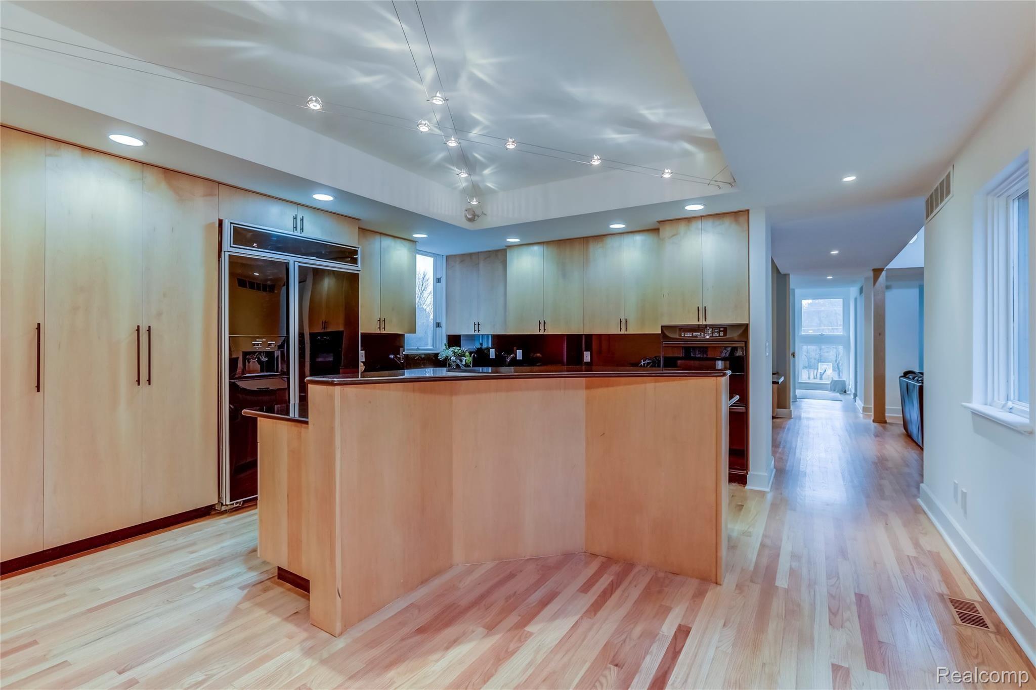 1287 North Kellogg Road Howell, MI 48843 - Photo 12 of 41 Large kitchen island with snack bar