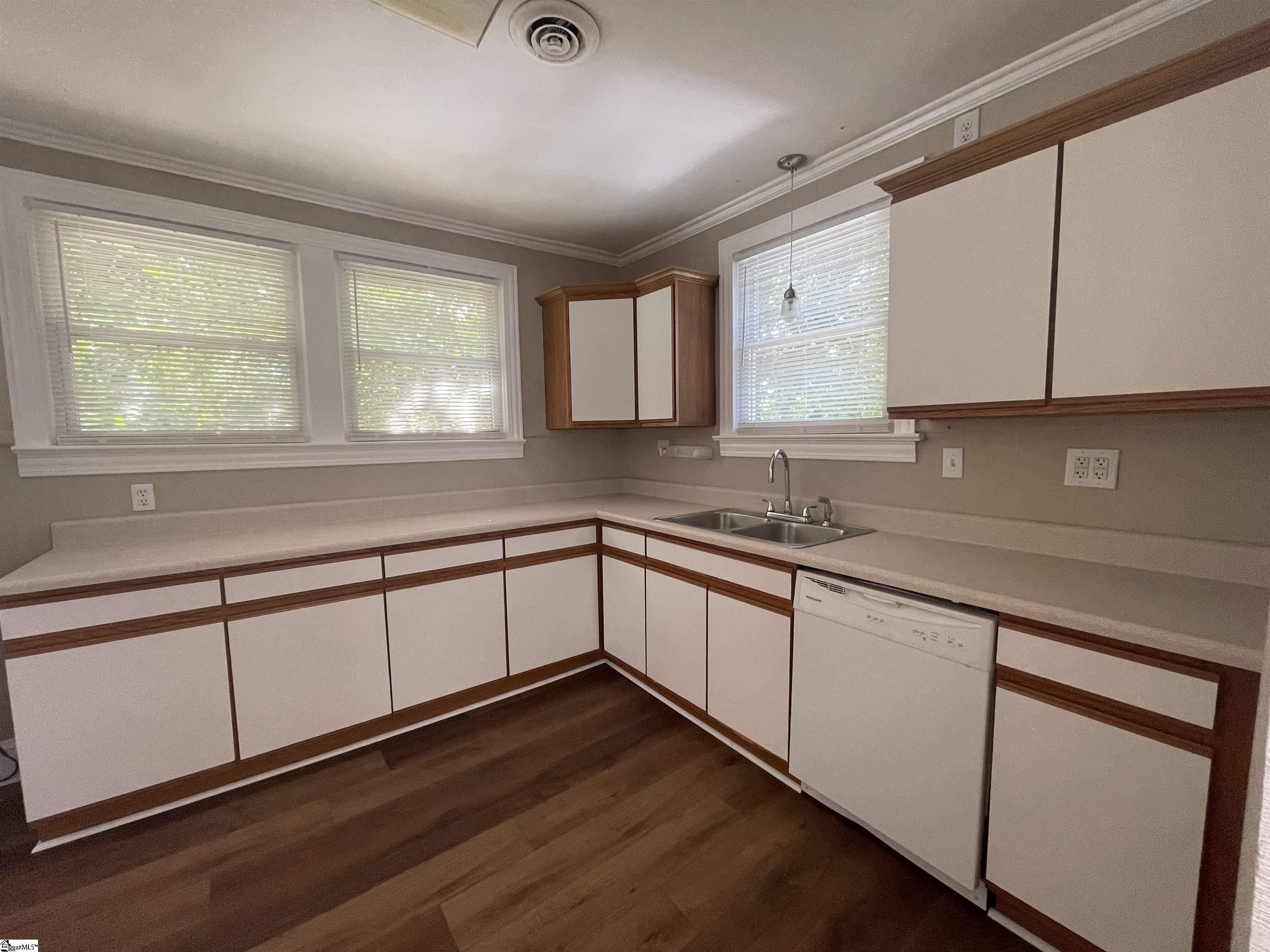 19 Lowndes Hill Road Greenville, SC 29607 - Photo 7 of 23
