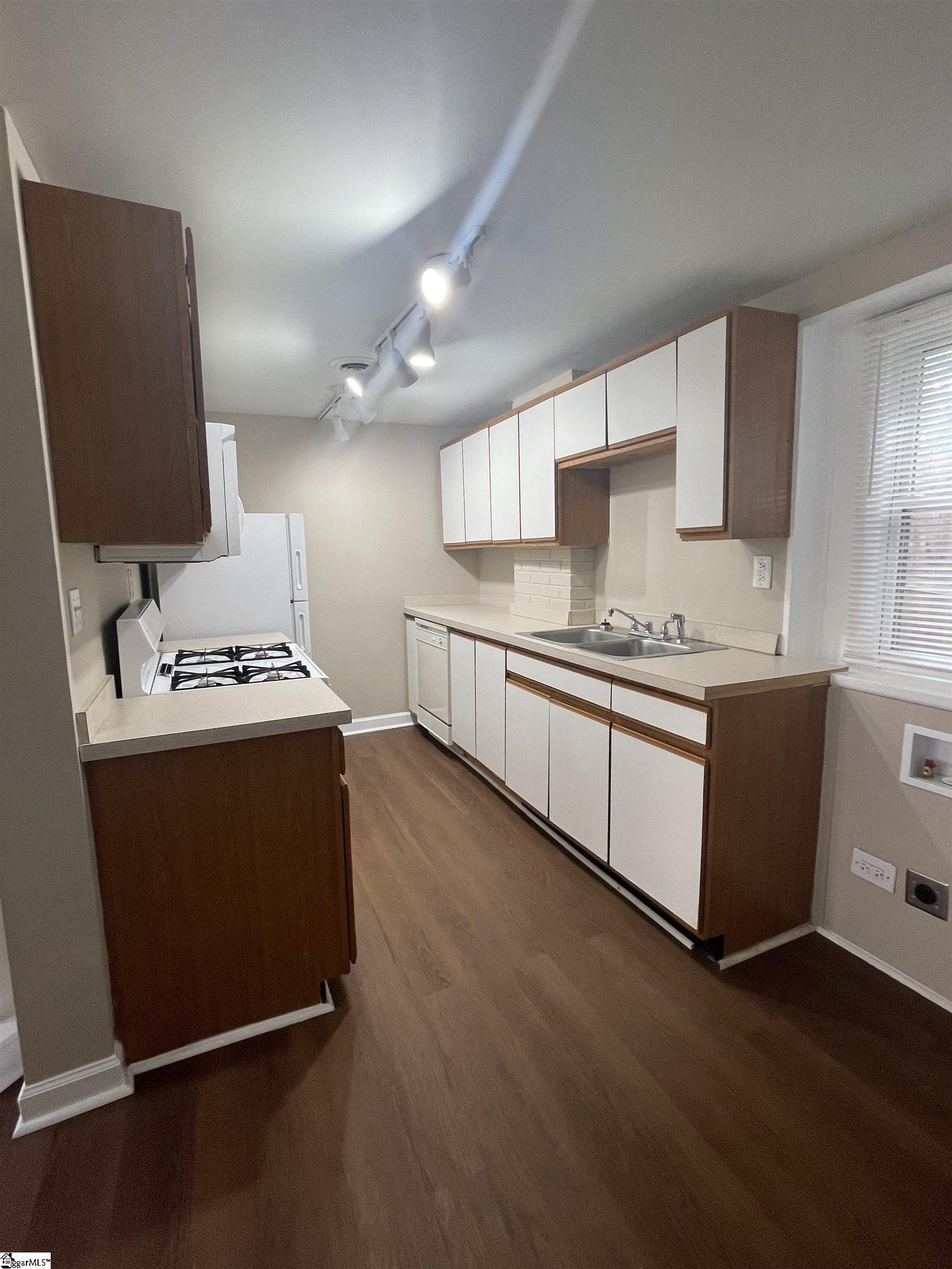 19 Lowndes Hill Road Greenville, SC 29607 - Photo 8 of 23