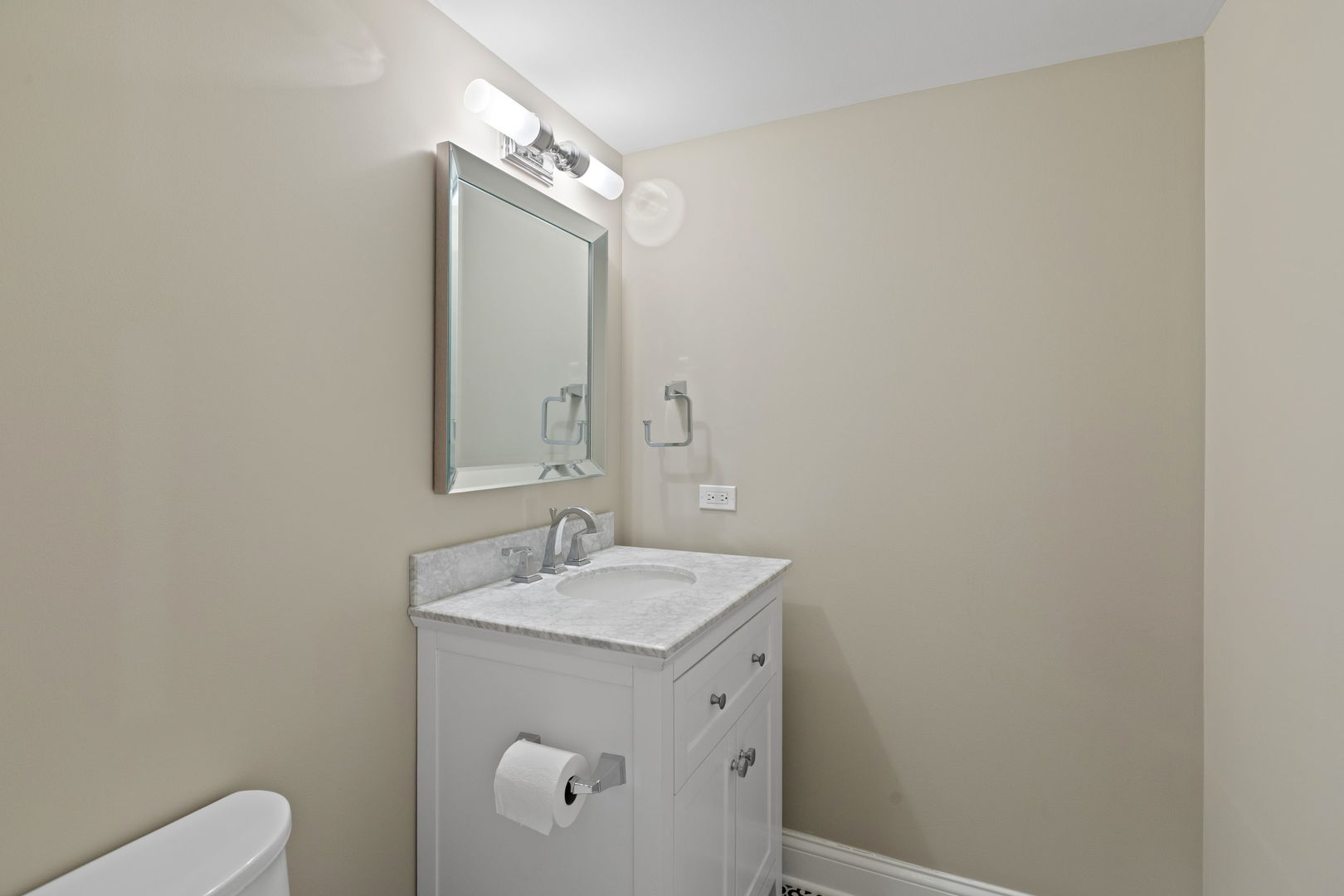791 South Ridge Road Lake Forest, IL 60045 - Photo 31 of 40 a bathroom with a sink and a mirror