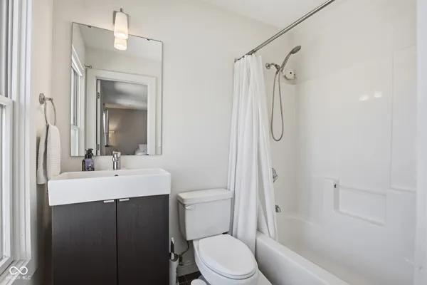 $2,600 | 228 East St Joseph Street, Indianapolis, IN 46202