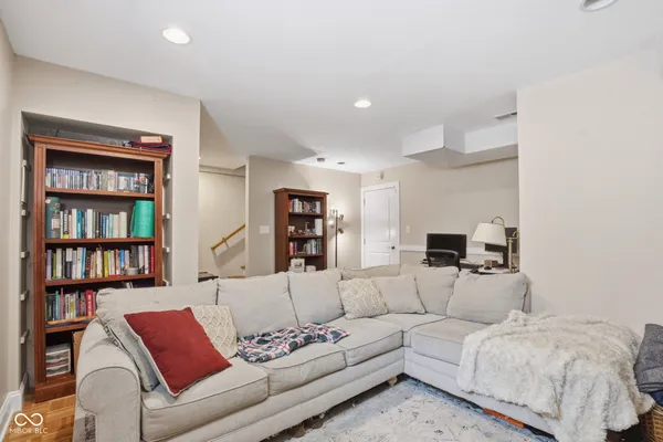 $2,600 | 228 East St Joseph Street, Indianapolis, IN 46202