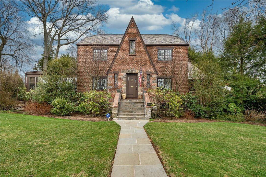 Welcome to 9 Fenimore Drive!