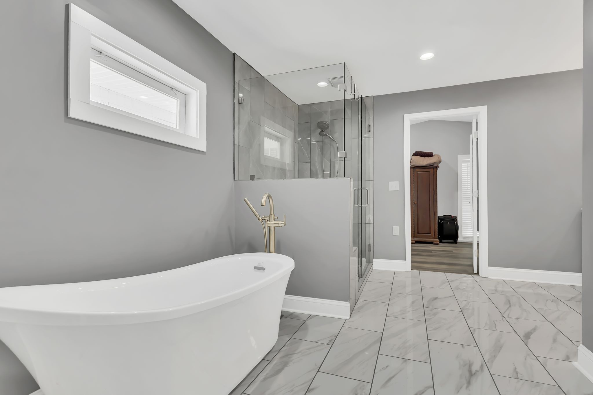 3798 McCandless Road Columbia, TN 38401 - Photo 13 of 28 a bathroom with a bathtub and toilet