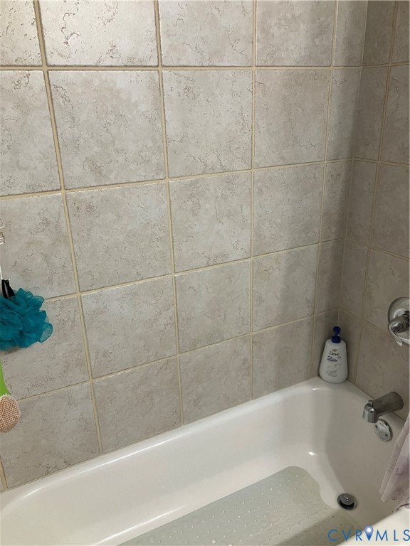 7608 Portadown Court, Unit 2602 Henrico, VA 23228 - Photo 33 of 37 a bathroom with a bathtub