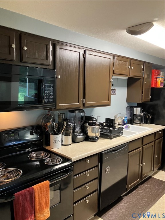 7608 Portadown Court, Unit 2602 Henrico, VA 23228 - Photo 9 of 37 a kitchen with a stove and a sink