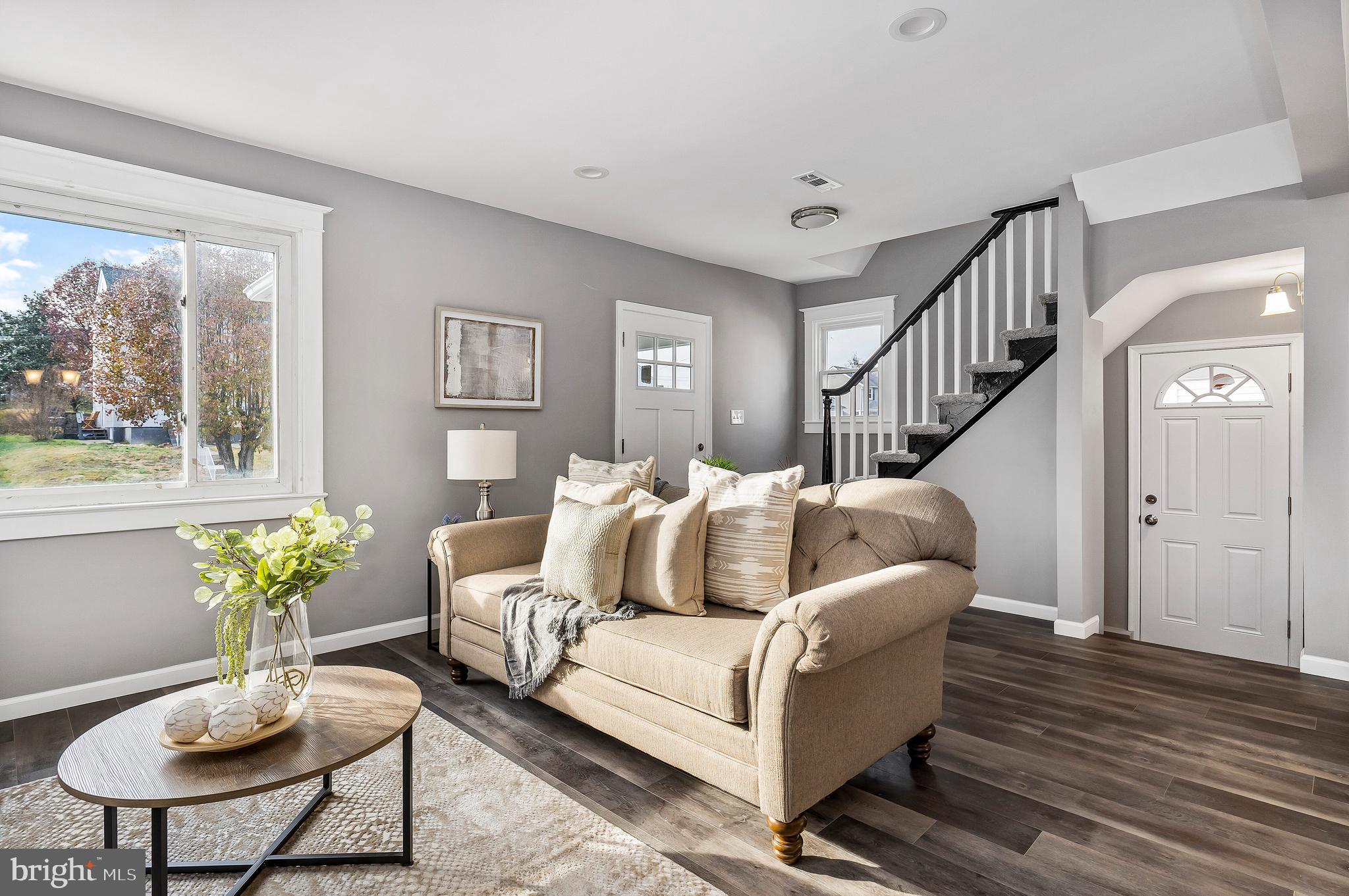 5531 Ashbourne Road Baltimore, MD 21227 - Photo 4 of 49 Living Room