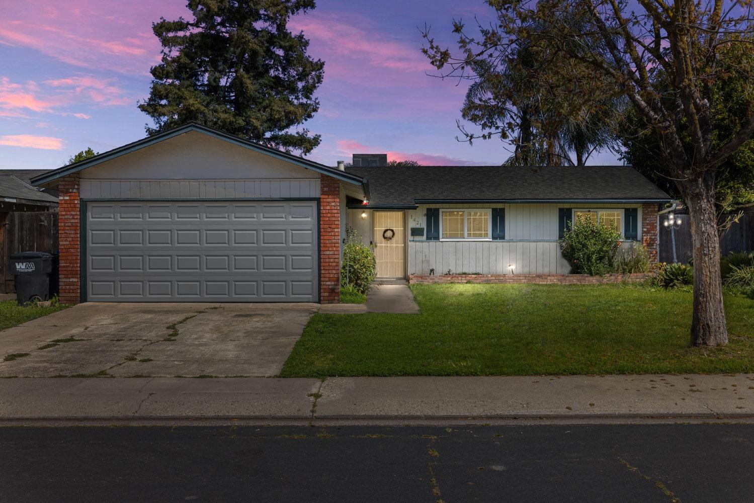 Welcome to 1421 Woodside Drive!