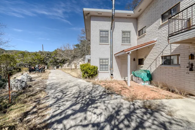 $1,000,000 | 6501 Highway 83, Leakey, TX 78873