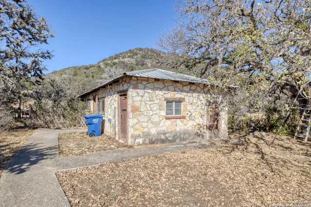$1,000,000 | 6501 Highway 83, Leakey, TX 78873