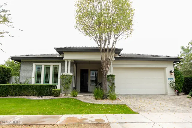 a view of an entryway of a house