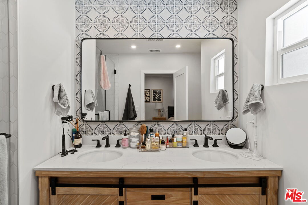 11038 Blix Street North Hollywood, CA 91602 - Photo 12 of 35