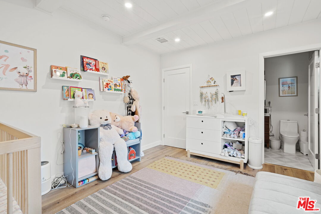 11038 Blix Street North Hollywood, CA 91602 - Photo 16 of 35