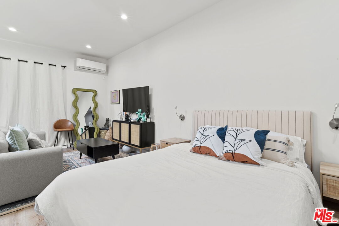 11038 Blix Street North Hollywood, CA 91602 - Photo 27 of 35