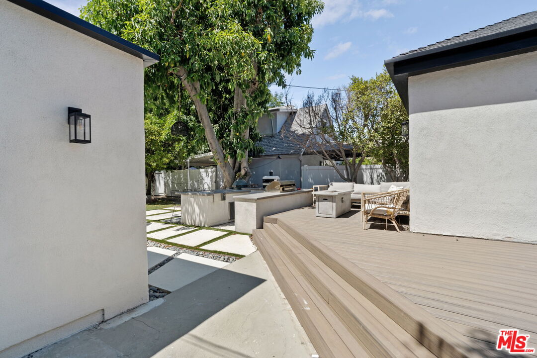 11038 Blix Street North Hollywood, CA 91602 - Photo 28 of 35