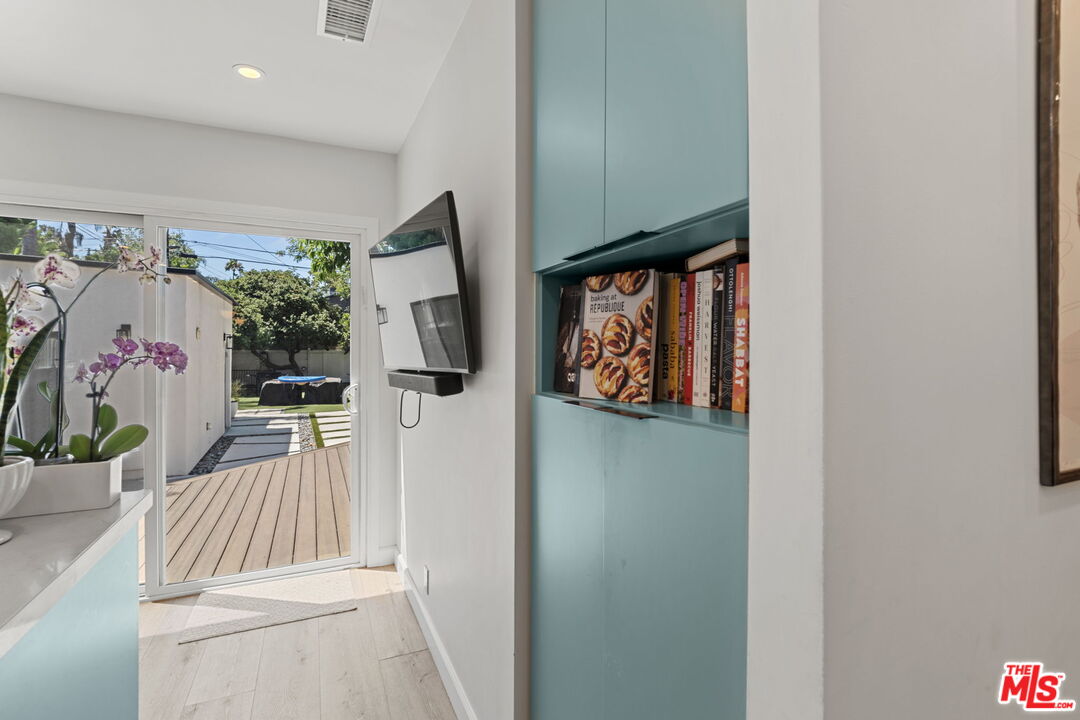 11038 Blix Street North Hollywood, CA 91602 - Photo 9 of 35