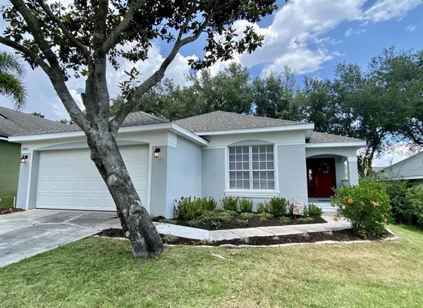 a view of a house with backyard and garden