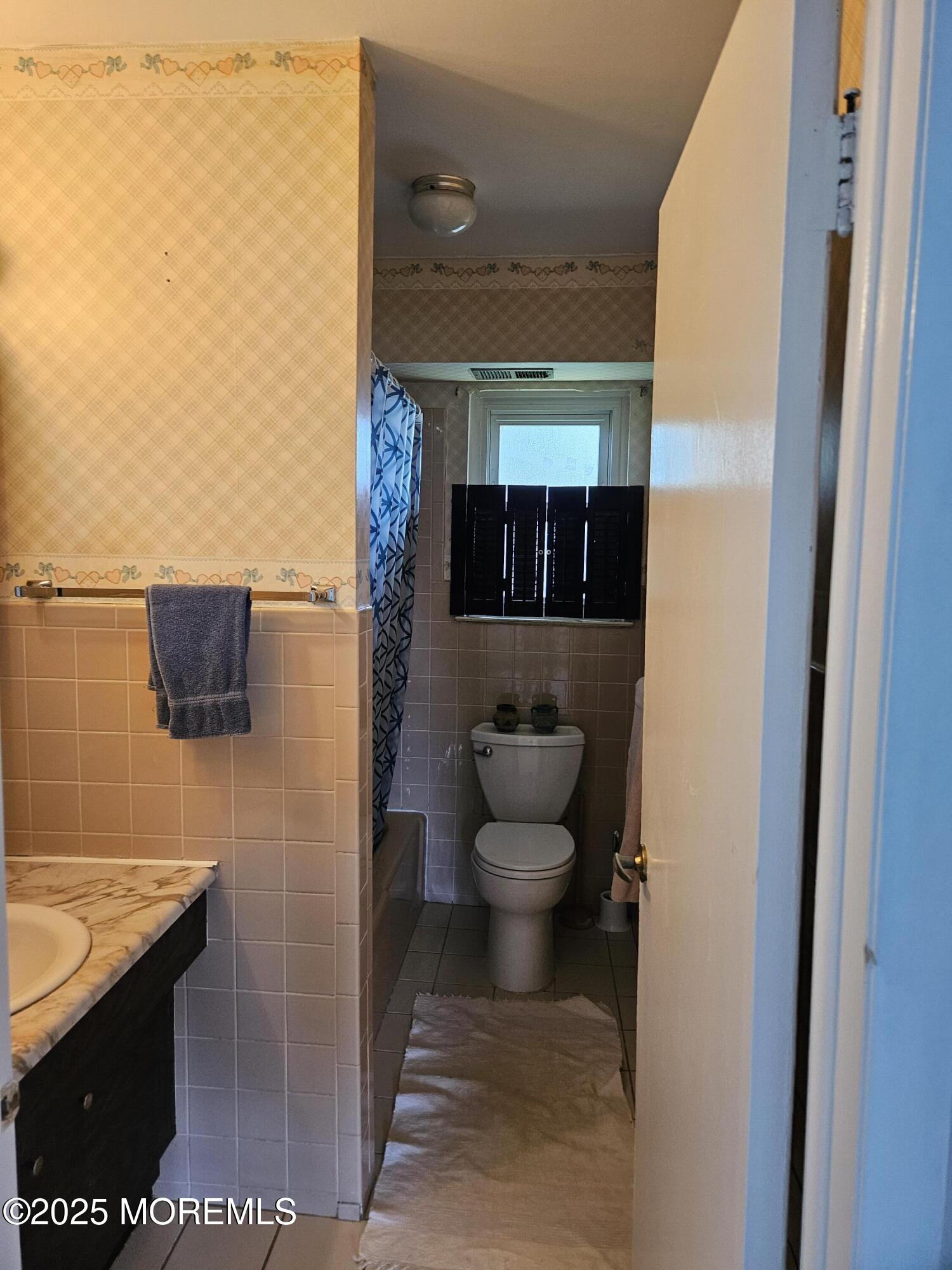 72 Haven Drive, Unit 500 Matawan, NJ 07747 - Photo 4 of 19 a bathroom with a toilet and a shower