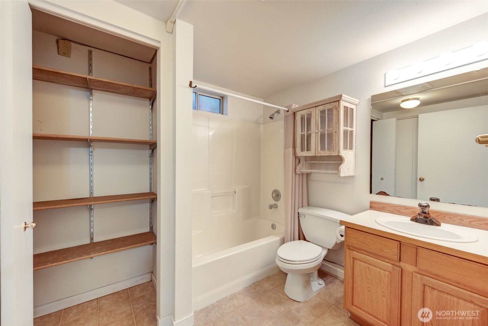 654 West Main Street Monroe, WA 98272 - Photo 32 of 40 a bathroom with a toilet a sink and a bathtub